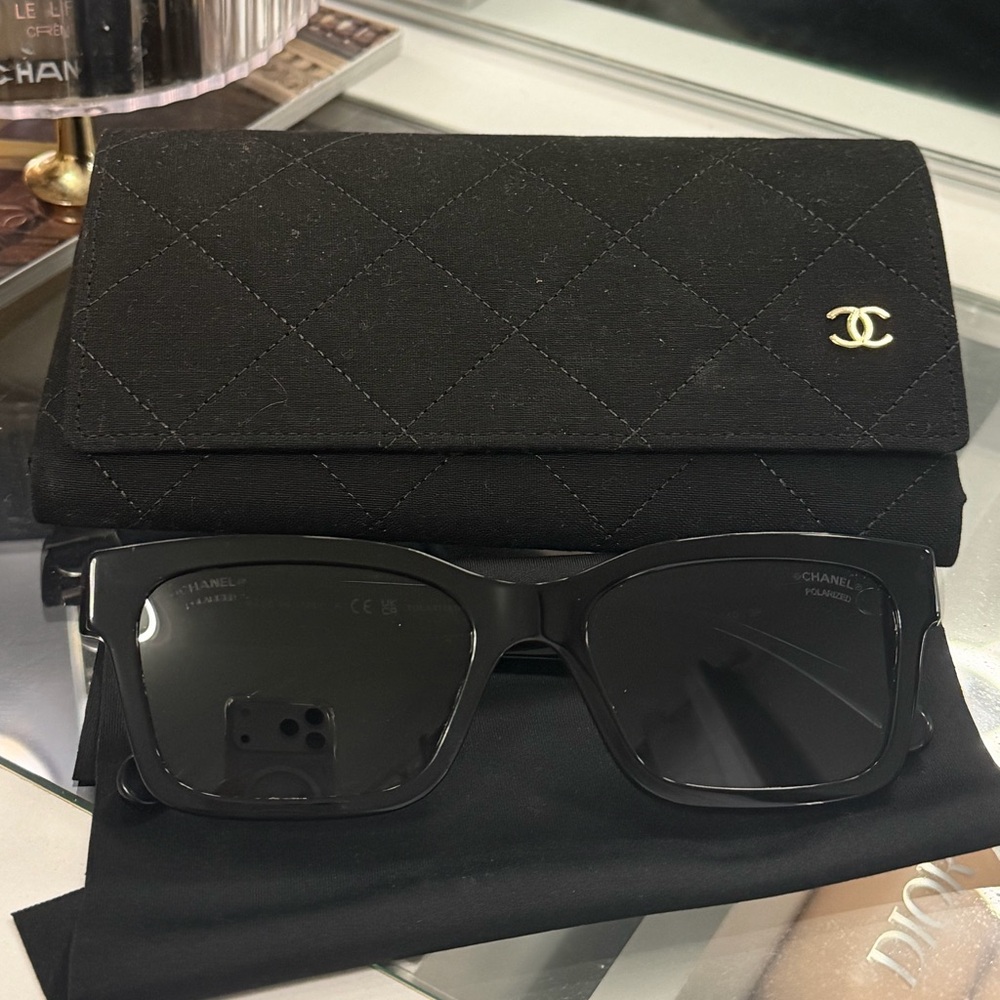 CHANEL authentic Black Sunglasses